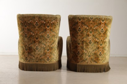 coppia di poltrone di modernariato, poltrone anni 40, poltrone con imbottitura a molle, rivestimento originale in velluto fiorato, frangia decorativa