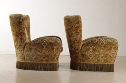 coppia di poltrone di modernariato, poltrone anni 40, poltrone con imbottitura a molle, rivestimento originale in velluto fiorato, frangia decorativa