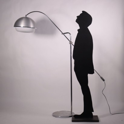 Lampada Anni 60-70. Lampada da terra a posizione variabile mediante inclinazione regolabile. Metallo cromato, diffusore in metacrilato.