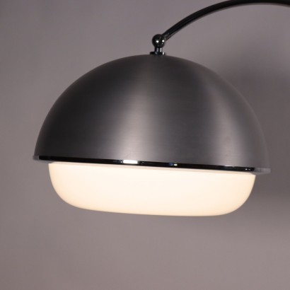 Lampada Anni 60-70. Lampada da terra a posizione variabile mediante inclinazione regolabile. Metallo cromato, diffusore in metacrilato.