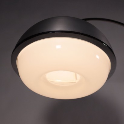 Lampada Anni 60-70. Lampada da terra a posizione variabile mediante inclinazione regolabile. Metallo cromato, diffusore in metacrilato.