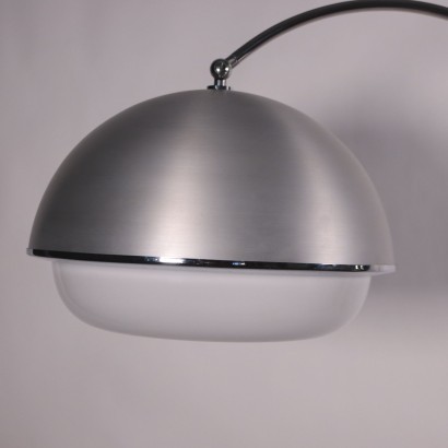 Lampada Anni 60-70. Lampada da terra a posizione variabile mediante inclinazione regolabile. Metallo cromato, diffusore in metacrilato.