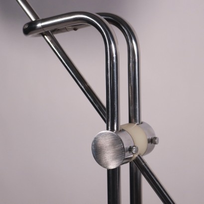 Lampada Anni 60-70. Lampada da terra a posizione variabile mediante inclinazione regolabile. Metallo cromato, diffusore in metacrilato.