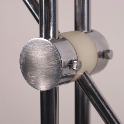 Lampada Anni 60-70. Lampada da terra a posizione variabile mediante inclinazione regolabile. Metallo cromato, diffusore in metacrilato.