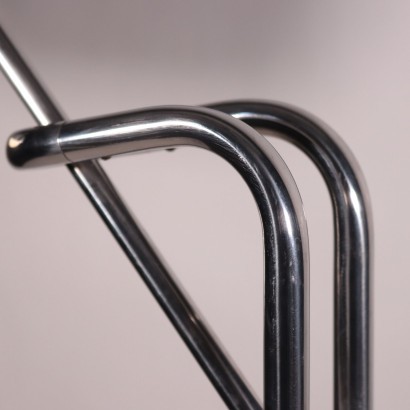 Lampada Anni 60-70. Lampada da terra a posizione variabile mediante inclinazione regolabile. Metallo cromato, diffusore in metacrilato.