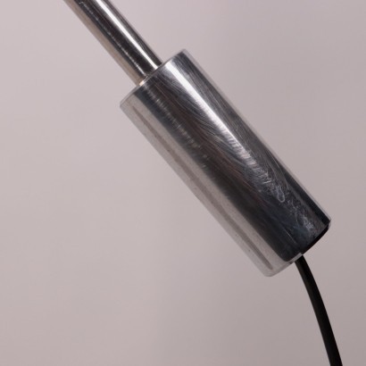 Lampada Anni 60-70. Lampada da terra a posizione variabile mediante inclinazione regolabile. Metallo cromato, diffusore in metacrilato.