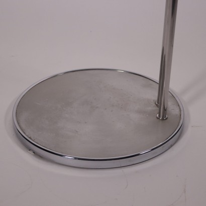 Lampada Anni 60-70. Lampada da terra a posizione variabile mediante inclinazione regolabile. Metallo cromato, diffusore in metacrilato.