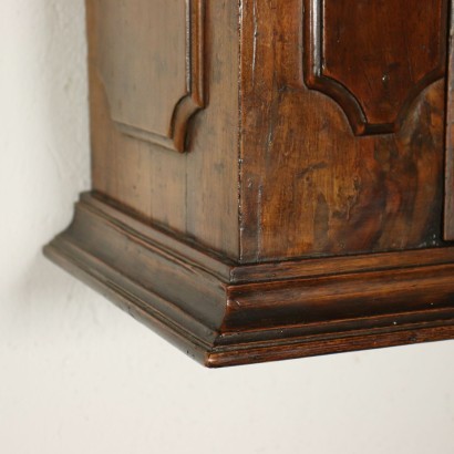 antiquariato, comodino, antiquariato comodino, comodino antico, comodino antico italiano, comodino di antiquariato, comodino neoclassico, comodino del 800,Mobiletto con Pensile Barocco Emiliano