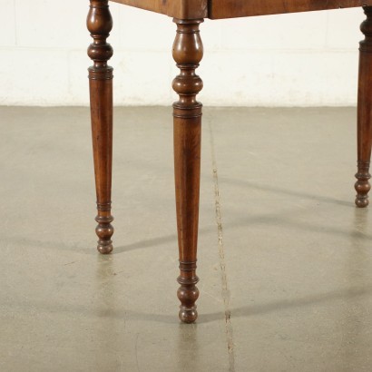 Antiquitäten, Schreibtisch, antike Schreibtische, antiker Schreibtisch, antiker italienischer Schreibtisch, antiker Schreibtisch, neoklassischer Schreibtisch, Schreibtisch aus dem 19. Jahrhundert, Schreibtisch aus Nussbaumholz aus dem 19. Jahrhundert