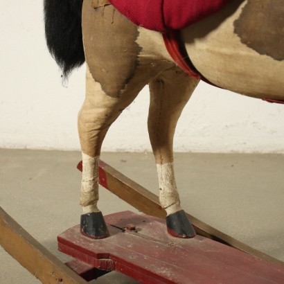 Ausgestopftes Schaukelpferd