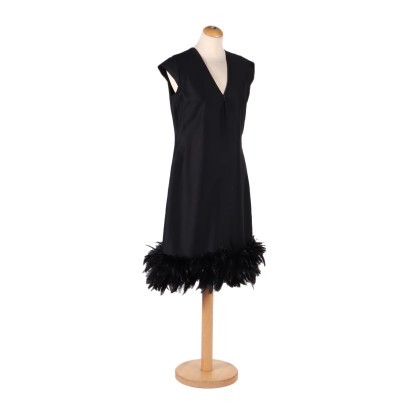 Robe noire vintage avec plumes