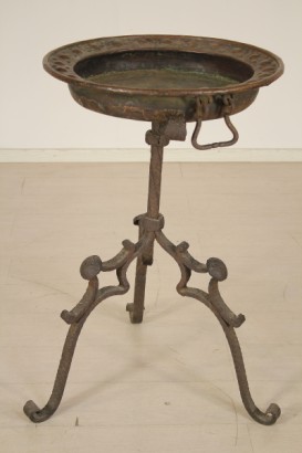 antigüedades, objetos de arte, trípode con lavabo de cobre, forja, siglo XV