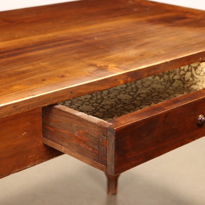 Classic Style Table with Turned Legs