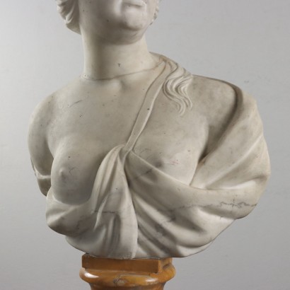 Busto Femminile in Marmo Bianco